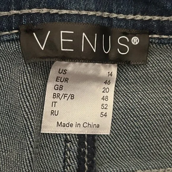 Venus Jean Shorts with Lace - Picture 4 of 4